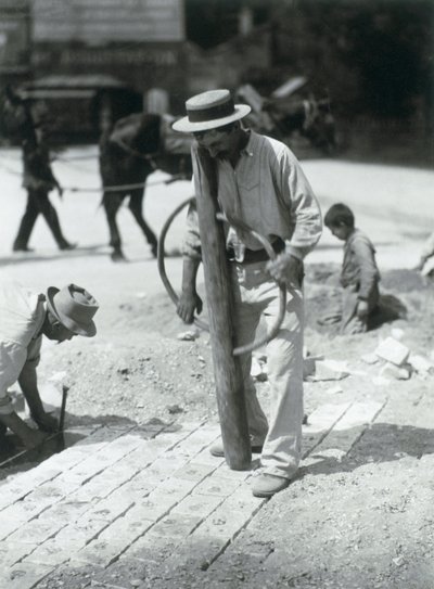 Street Paver, 1910 (gelatinsilvertryck) av Eugène Atget