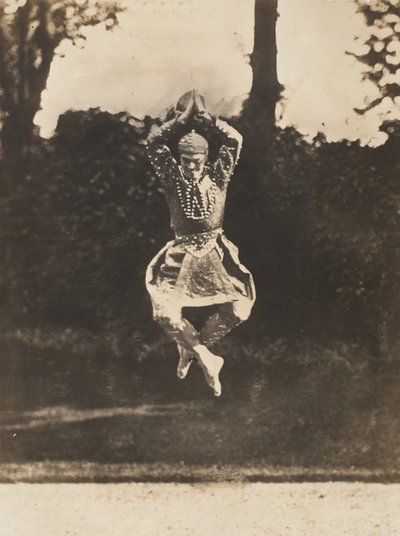 [Nijinsky i siamesisk dans från Orientalerna], 1910. av Eugène Druet