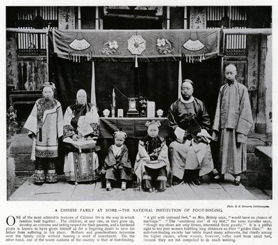 En kinesisk familj hemma, National Institution of Foot-Binding (s/v foto) av European Photographer