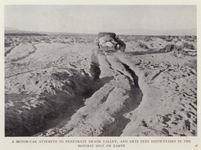 En bil försöker tränga in i Death Valley och hamnar i svårigheter på den hetaste platsen på jorden (s/v foto) av European Photographer
