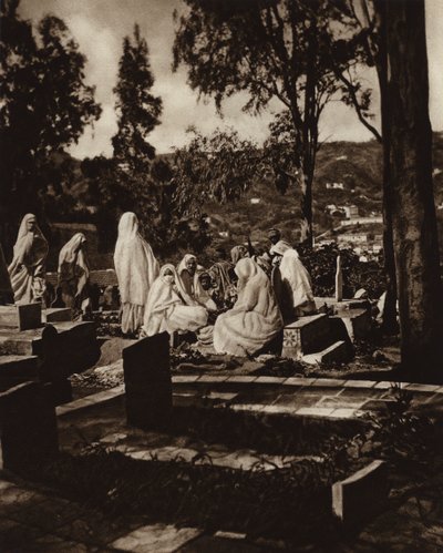 Alger, Arabiska kvinnor på en kyrkogård (svartvitt foto) av European Photographer