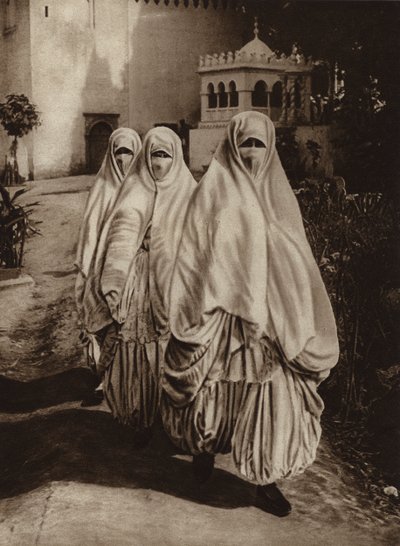 Alger, Kvinnor på promenad (svartvitt foto) av European Photographer