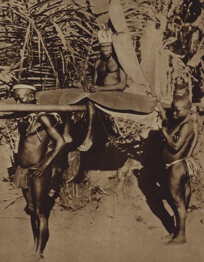 Chef för en afrikansk pygmé-stam som bärs på en kull (s/v foto) av European Photographer