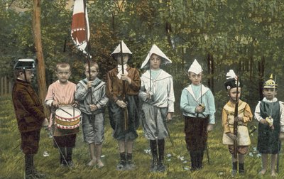 Grupp pojkar som spelar soldater (foto) av European Photographer