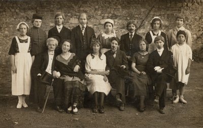 Gruppporträtt av unga människor i kostym (s/v foto) av European Photographer