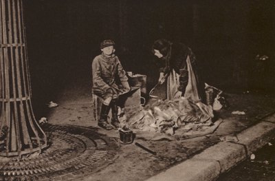 Paris: Chiffonniers; Rag-pickers (svartvitt foto) av European Photographer