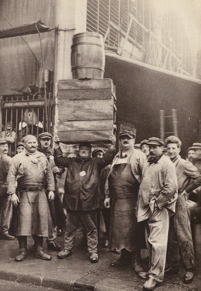 Paris: Les Forts de la Halle; Bärare av Centralmarknaden (svartvitt foto) av European Photographer