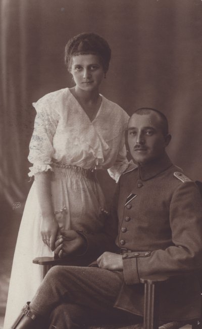 Porträtt av en soldat och hans fru (s/v foto) av European Photographer