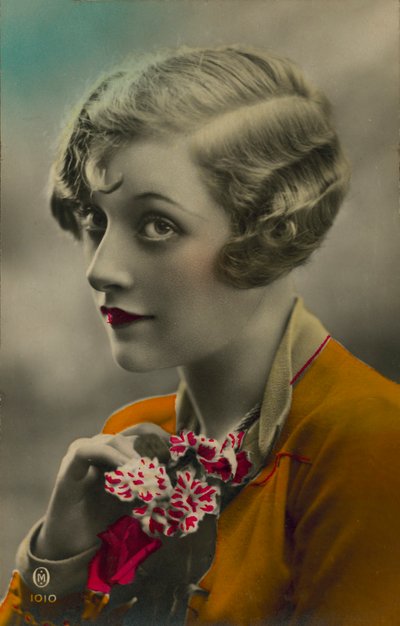 Kvinna med en bukett blommor (färgfoto) av European Photographer