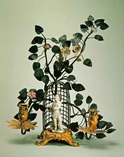 Amor i en trädgård (porslin och metallarbete) av European School