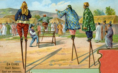Koreanska kvinnor på styltor som spelar en omgång att hoppa över hinder, 1904 av European School