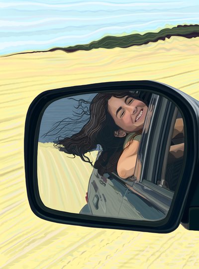 Ung kvinna ses le i sidospegeln på en bil som kör på stranden (digital konst) av Evan Sklar