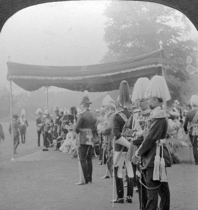 Kungen överlämnar kröningsmedaljer, Buckingham Palace, London. av Excelsior Stereoscopic Tours