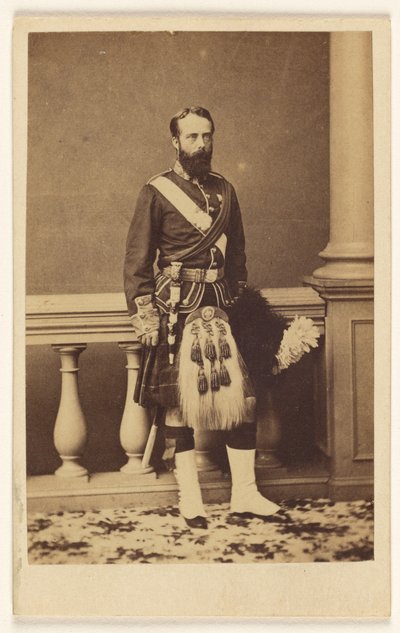 [Oidentifierad skäggig man i kilt, stående] av F. W. Baker