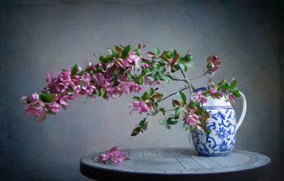 Rosa blommor i blå vas av Fangping Zhou
