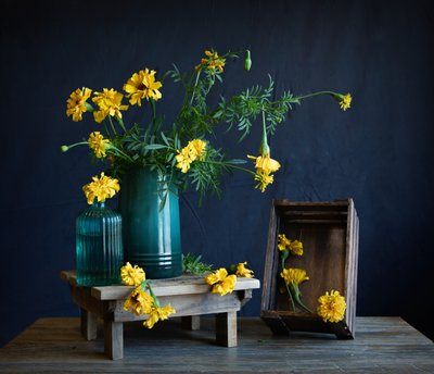 Livfullt stilleben med ringblommor av Fangping Zhou