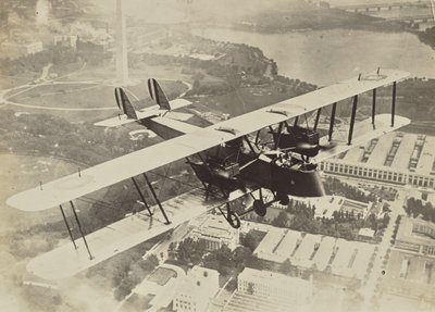 [Flygande flygplan över Washington D.C.] av Fedele Azari