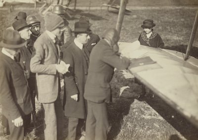 [Grupp runt kanten på en vinge på en Caproni Ca. 3 (flygplan)] av Fedele Azari