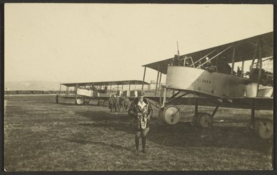 [Man framför flygplan] av Fedele Azari