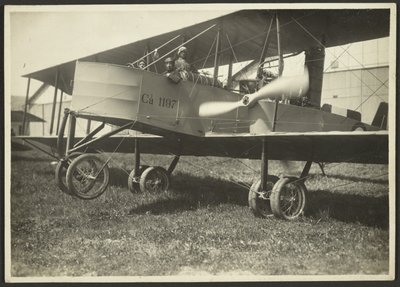 [Män i flygplan] av Fedele Azari