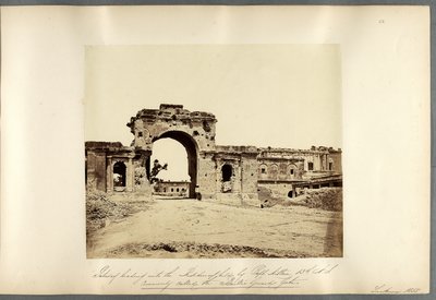 Port som leder in till residencyen, Lucknow av Felice Beato