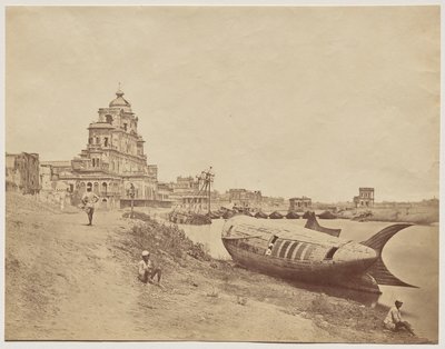 Chutter Manzil Palace, med kungens båt i form av en fisk av Felice A. Beato