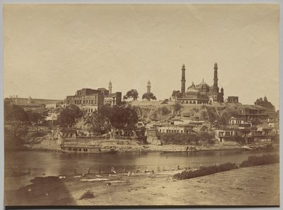 Muchee Bhawan Fort och Gomti River tagna från stenbron av Felice A. Beato