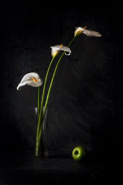 Calla-liljor och äpple av Felice Angelino