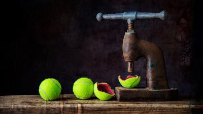 Pressade tennisbollar av Felice Angelino
