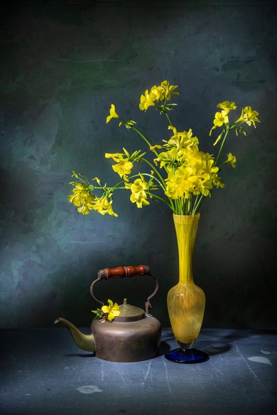 Vintage-tekanna med gula blommor av Felice Angelino