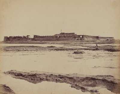 Exteriör av North Taku Fort på Peiho River, visar den engelska och franska ingången, 21 augusti 1860. av Felice Beato