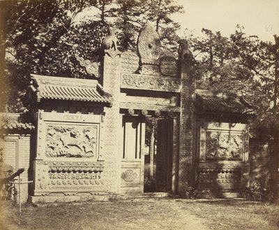 Exteriör av graven, depå nära Peking av Felice Beato