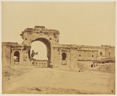 [Port som leder in till residenset, vanligen Bailee Guard Gate, hålls av överstelöjtnant R.H.M. Aitken, från 13th Bengal Native Infantry] av Felice Beato