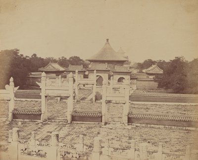 Interiör och bågar av himlens tempel där kejsaren offrar en gång om året, i den kinesiska staden Pekin, oktober 1860 av Felice Beato