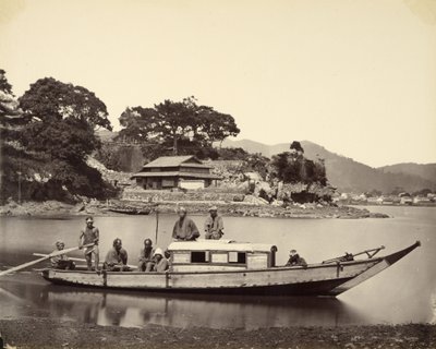[Japanskt skrot i kanalen, Nagasaki] av Felice Beato