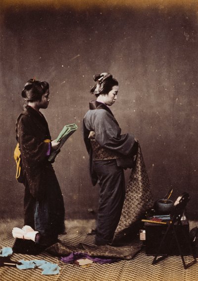 Japanska kvinnor som klär sig, ca 1870-1880 av Felice Beato