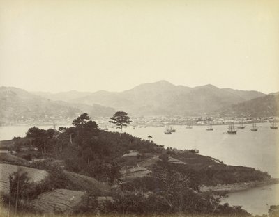 Nagasaki, En vy från kullarna mittemot av Felice Beato