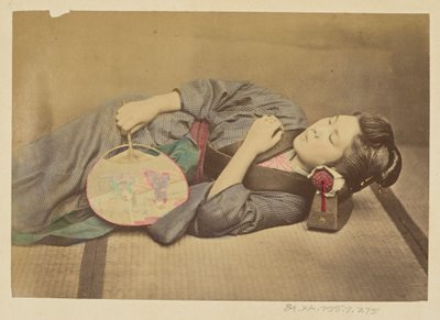 [Sovande japansk kvinna som håller i en solfjäder] av Felice Beato
