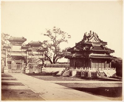 [Det stora kejserliga palatset, Peking] av Felice Beato