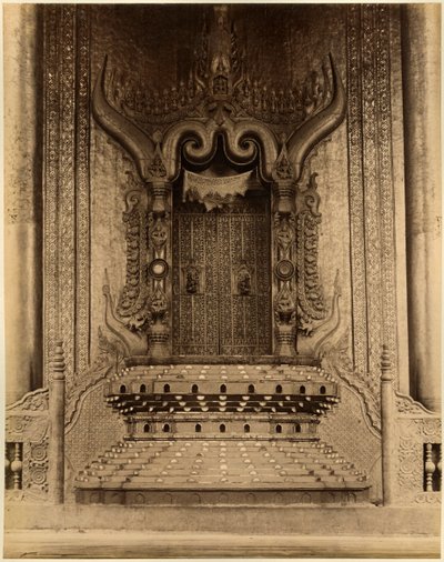 The-ha-thana eller løvernes trone i Myei-nan eller Main Audience Hall i paladset i Mandalay, Burma, slutningen af det 19. århundrede (albumin print) swed av Felice Beato