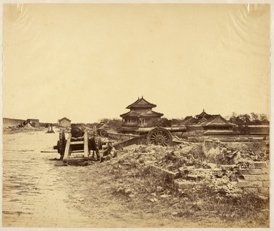 [Övre delen av Pekings mur som togs i besittning den 14 oktober 1860 visar de kinesiska kanonerna riktade mot våra batterier]. av Felice Beato