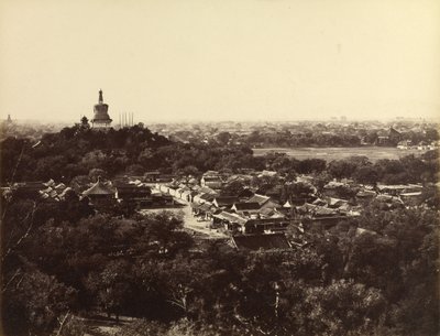 [Vy över trädgårdarna och buddisttemplet i Peking] av Felice Beato