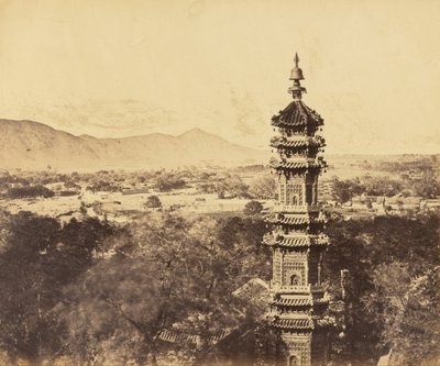 Utsikt över sommarpalatset. Yuan Ming Yuan Pagoda. Före bränningen, Pekin, 18 oktober 1860 av Felice Beato