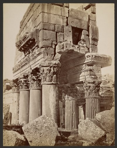 Detalj av kapitälen i pronaos i Baalbek av Félix Bonfils