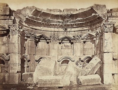 Detalj av de så kallade "rummen" i den arkeologiska zonen Heliopolis eller Baalbek, forntida syrisk stad, nu Libanon. En man poserar, sittande på ruinerna av Félix Bonfils