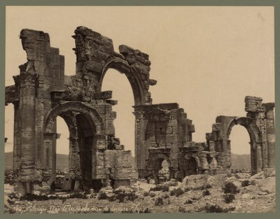 Ingången till The Great Colonnade, Palmyra, ca 1875 (albumintryck) av Félix Bonfils