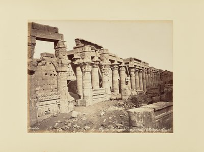 Philae. Isis kolonnad, fotograferad från obelisken (Egypten) av Félix Bonfils