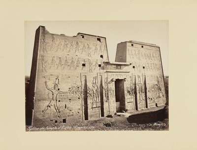 Pylon vid templet i Edfu (Egypten) av Félix Bonfils