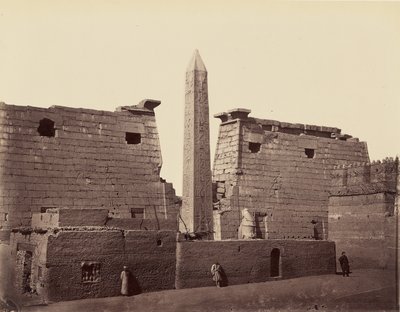 Luxortemplet: obelisk och pylon [Thebe] av Félix Bonfils