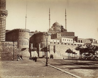 Citadellets Bab el-Azab-port, med Muhammad Alis moské i bakgrunden, i Kairo, Egypten av Félix Bonfils